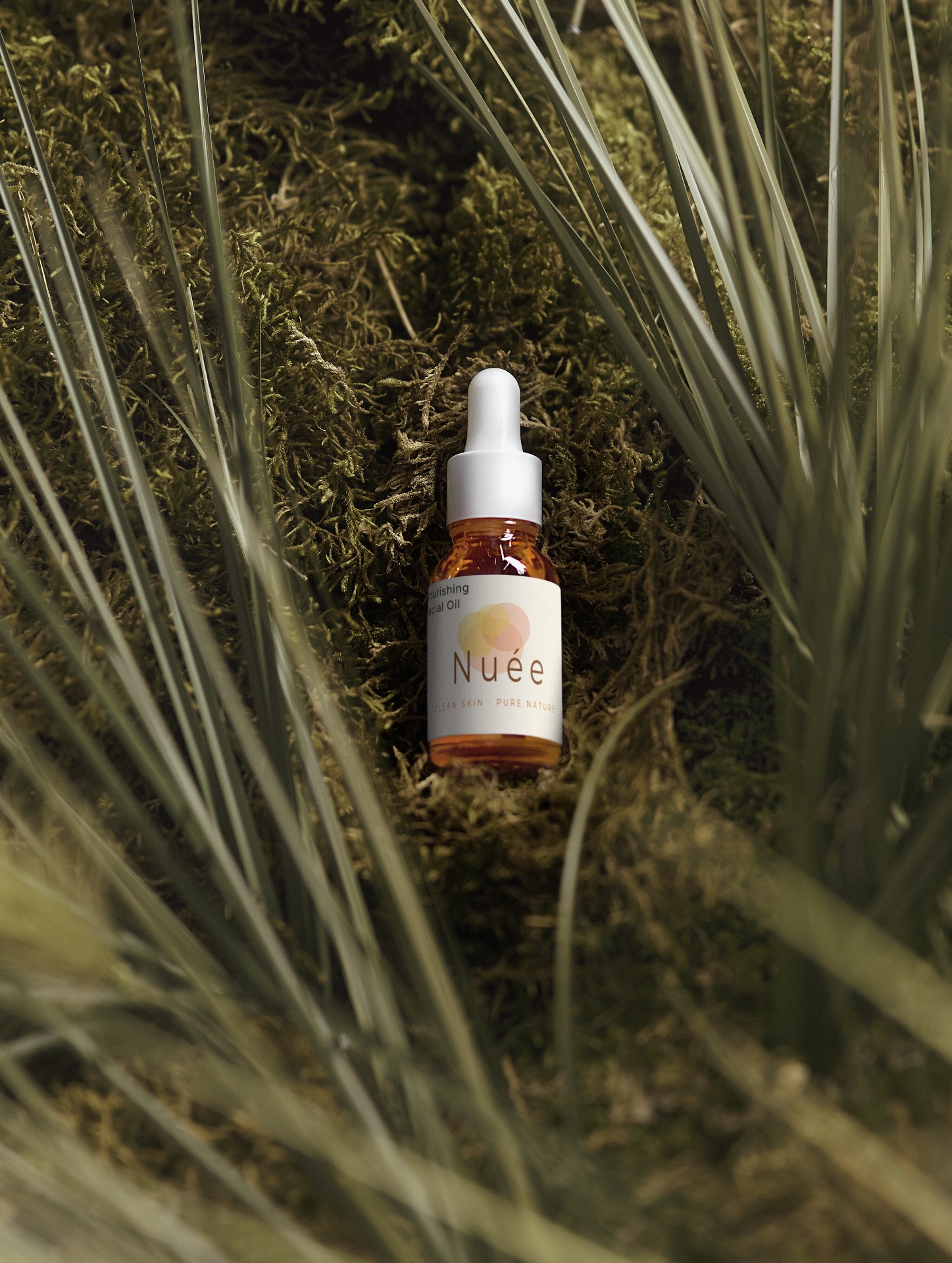 Nuée serum fles op warm linnen